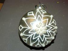 4 SFERE VETRO CM.10 ARGENTO OPACO DECORO BIANCO E PERLE